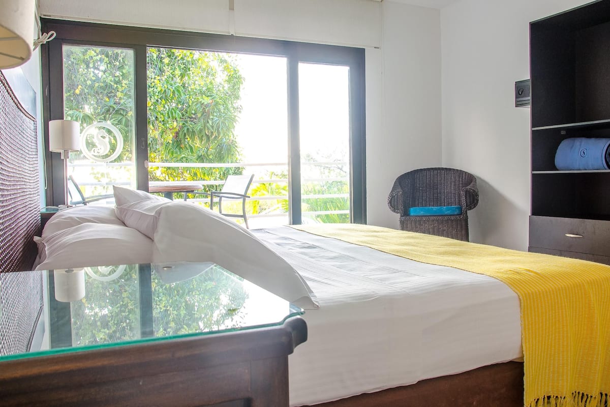 Premium bedding, in-room safe, blackout drapes, free WiFi