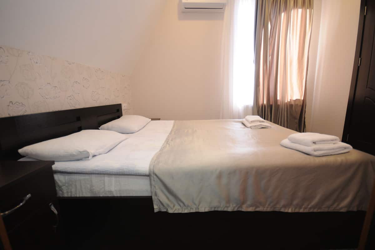 Chambre Deluxe double, balcon | Fer et planche à repasser, lit de bébé (gratuit)