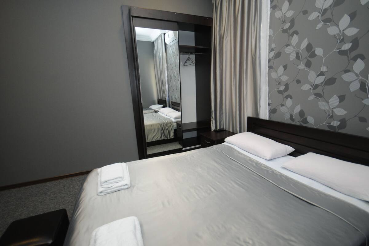 Chambre Deluxe (2 Adults and 1 Child) | Fer et planche à repasser, lit de bébé (gratuit)