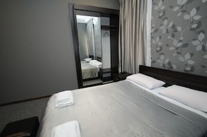 Deluxe-Zimmer (2 Adults and 1 Child) | Bügeleisen/Bügelbrett, kostenlose Babybetten, kostenlose Zustellbetten