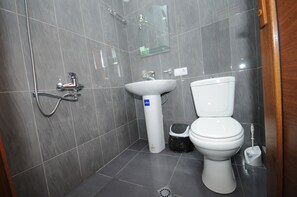 Doppelzimmer | Badezimmer | Dusche, kostenlose Toilettenartikel, Haartrockner, Bademäntel