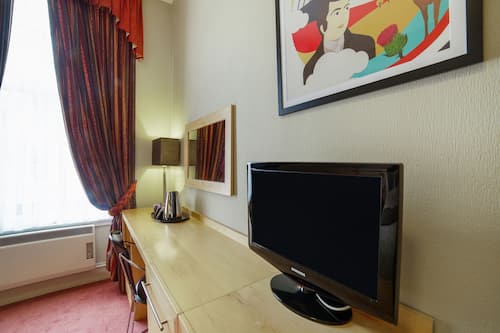Deluxe Double Room | 1 bedroom, desk, iron/ironing board, free cribs/infant beds