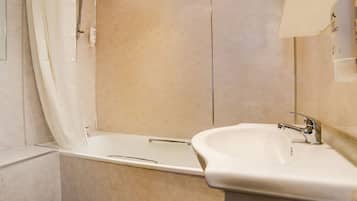 Deluxe Double Room | Bathroom | Shower, hair dryer, towels, soap