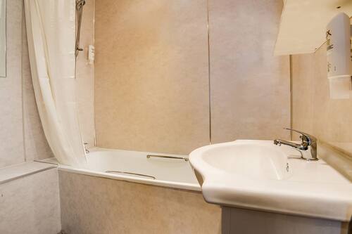 Habitación doble Deluxe | Baño | Regadera, secadora de cabello, toallas, jabón