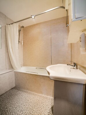 Habitación Deluxe doble | Baño | Ducha, secador de pelo, toallas y jabón