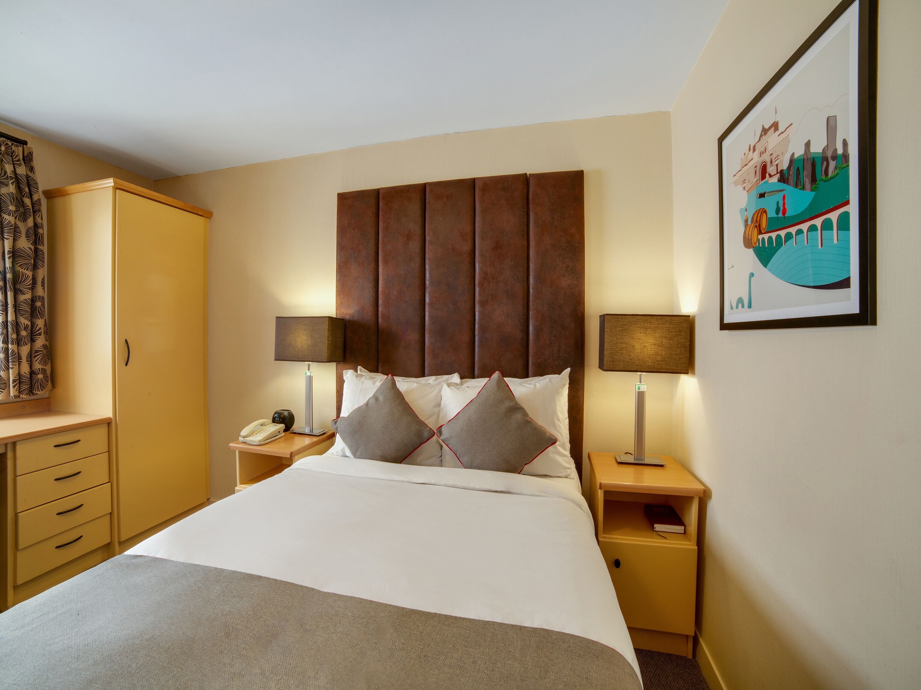 Standaard tweepersoonskamer | 1 slaapkamer, een bureau, een strijkplank/strijkijzer, gratis babybedden