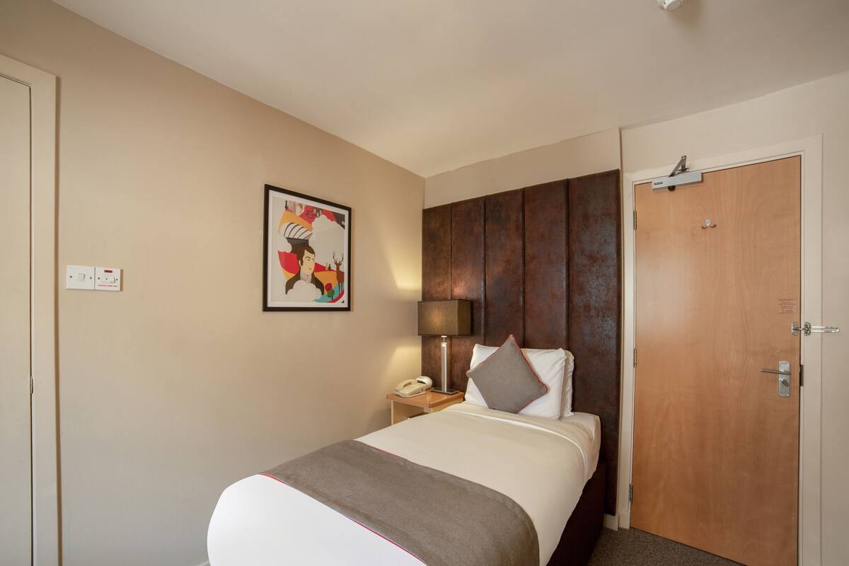 Habitación individual estándar | 1 dormitorio, escritorio, tabla de planchar con plancha