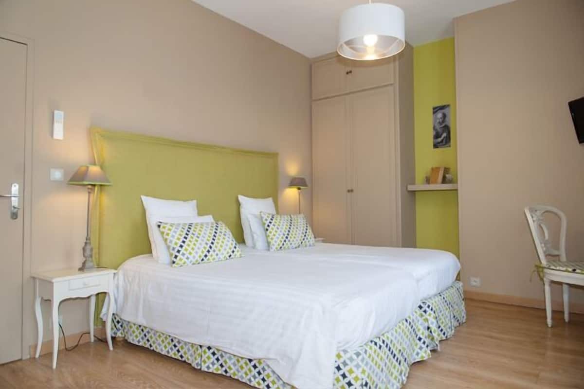 Habitación con 1 cama matrimonial o 2 individuales | Decoración personalizada, muebles diferentes y insonorización