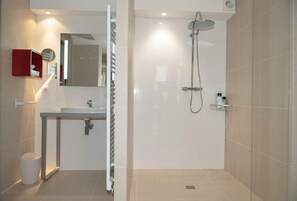 Habitación con 1 cama matrimonial o 2 individuales | Baño | Regadera, secadora de cabello, toallas 