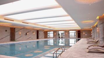Una piscina cubierta
