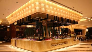 2 restaurantes, se sirven desayunos, comidas, cenas y cocina china