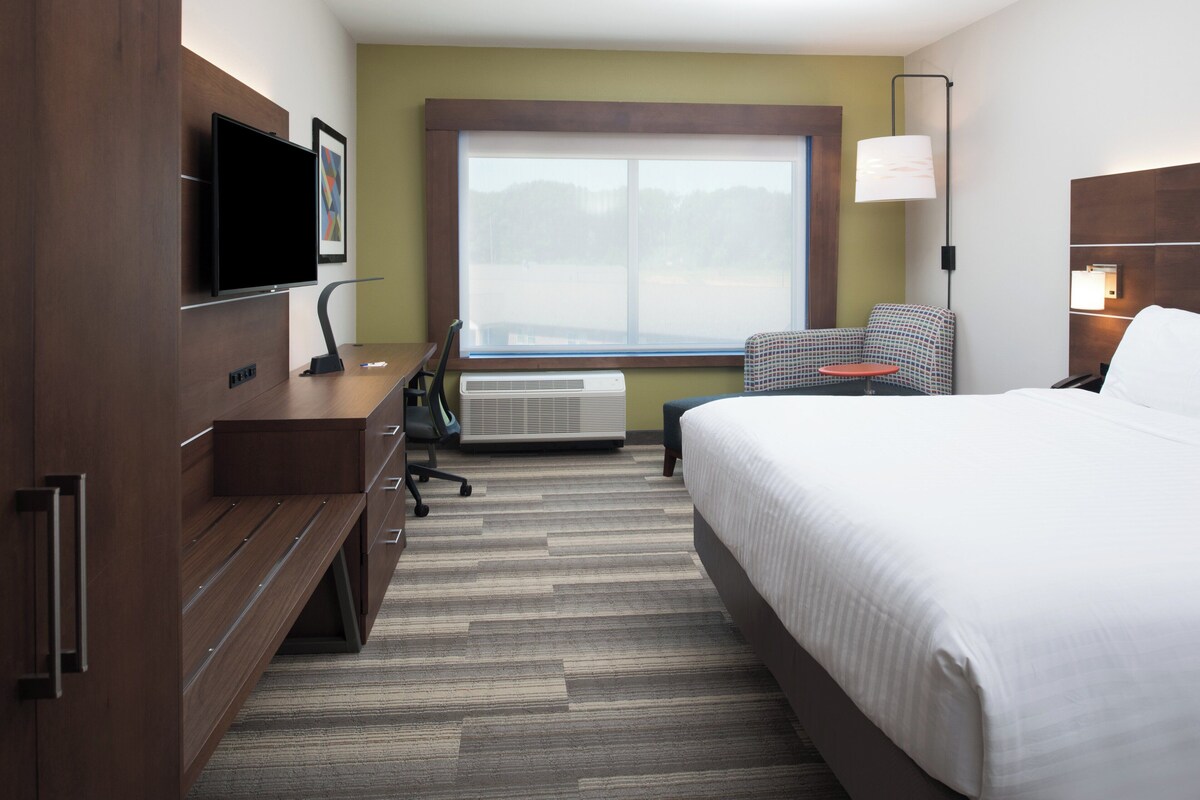 Premium bedding, pillow-top beds, in-room safe, desk