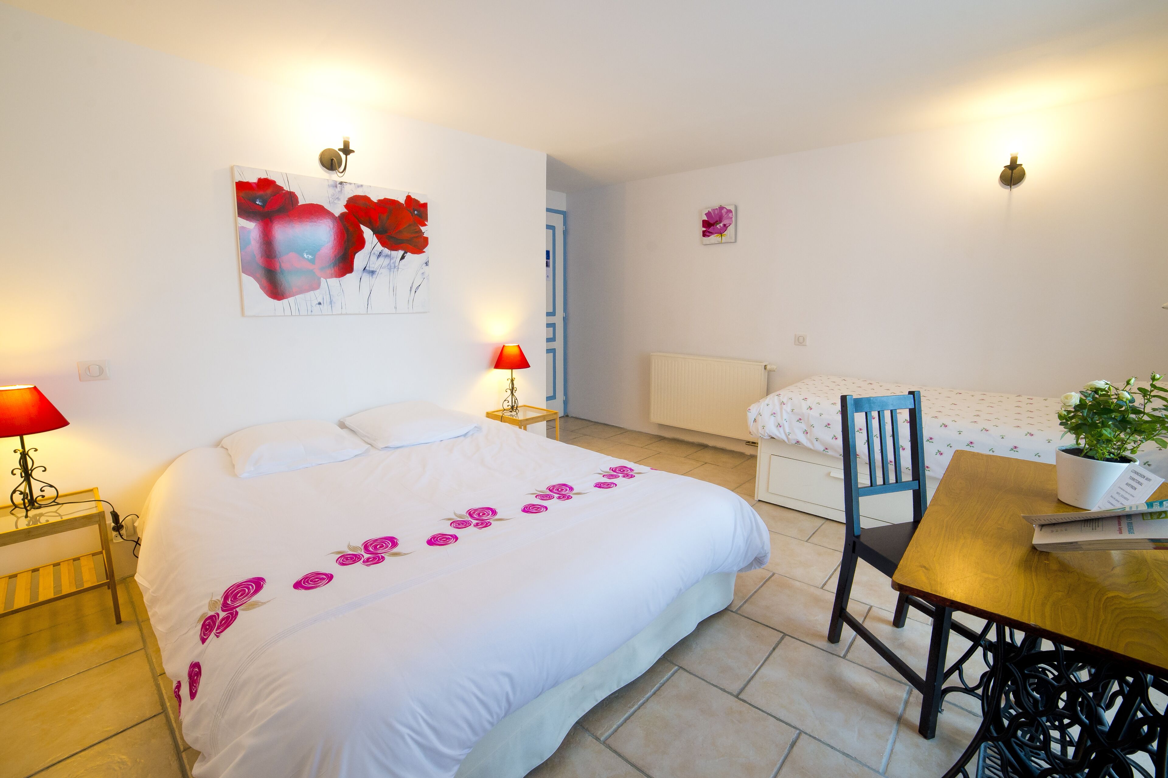 Family Room Coquelicot | 고급 침구, 메모리폼 침대, 책상, 노트북 작업 공간