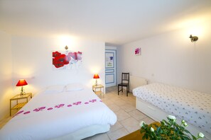 Family Room Coquelicot | Sängtillbehör av högsta kvalitet, memory foam-madrasser och skrivbord