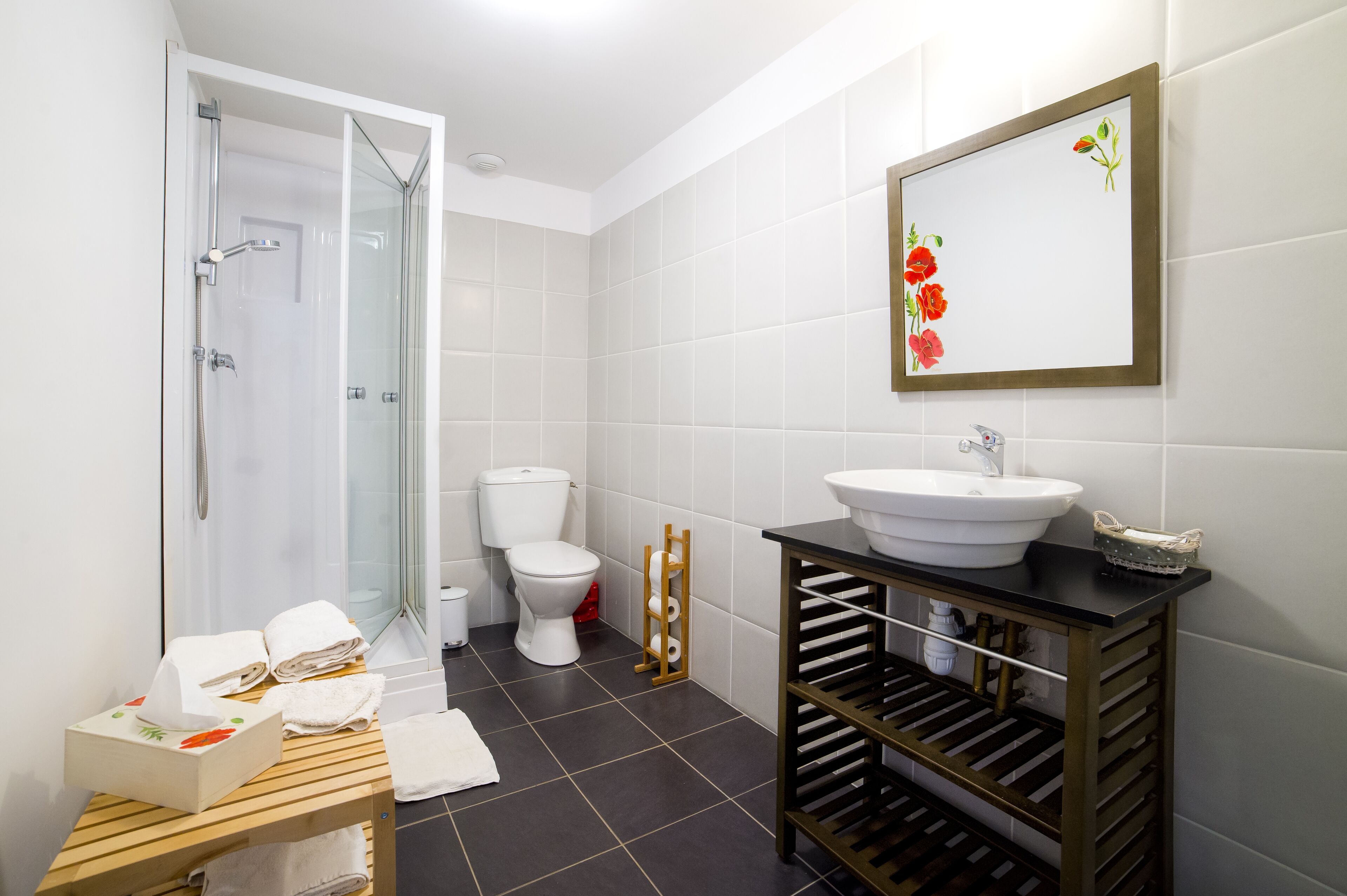 Douche, articles de toilette gratuits, sèche-cheveux