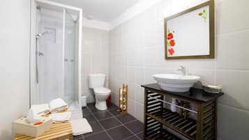 Een douche, gratis toiletartikelen, een haardroger, handdoeken