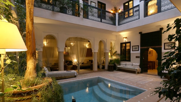 Una piscina al aire libre, una piscina en la azotea
