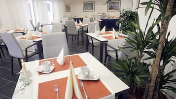 Tägliches Frühstücksbuffet (11 EUR pro Person)