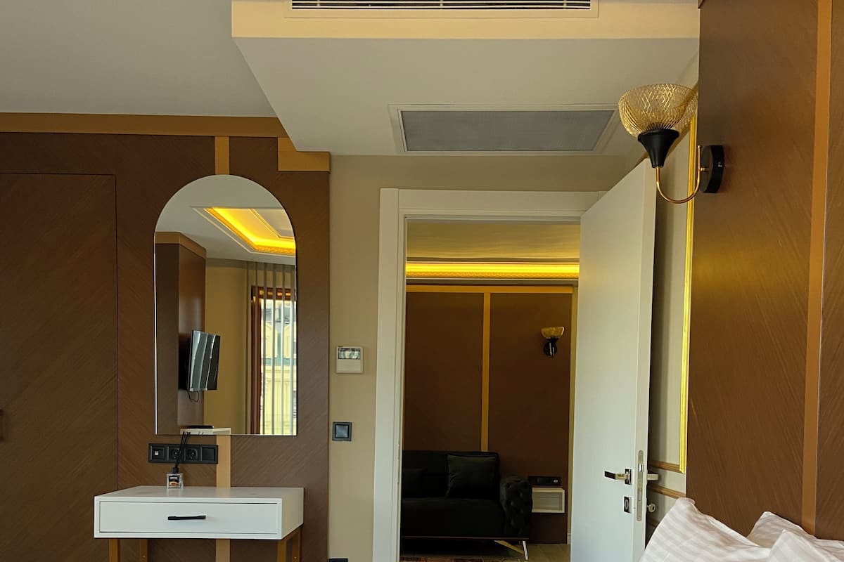 2 bedrooms, premium bedding, in-room safe, desk