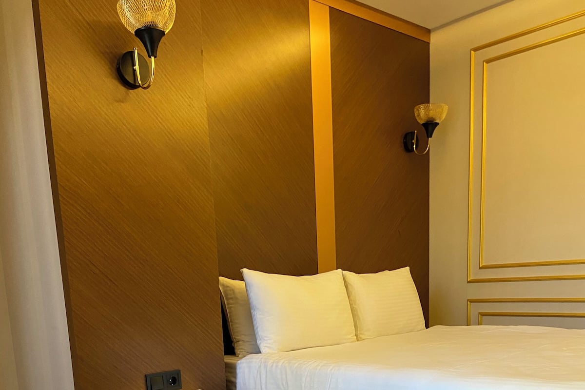 2 bedrooms, premium bedding, in-room safe, desk