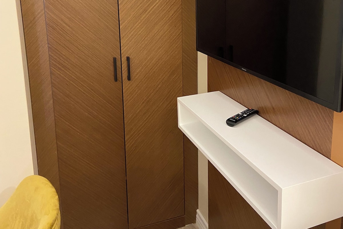 2 bedrooms, premium bedding, in-room safe, desk