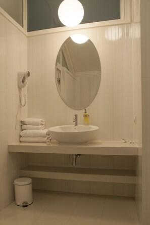 Appartement, 1 chambre, balcon | Salle de bain | Articles de toilette gratuits, sèche-cheveux, serviettes fournies