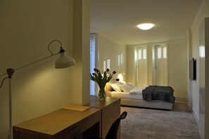 Doppel- oder Zweibettzimmer | Hochwertige Bettwaren, Schreibtisch, Bügeleisen/Bügelbrett