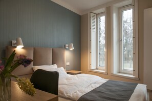 Chambre Simple | Literie de qualité supérieure, bureau, fer et planche à repasser