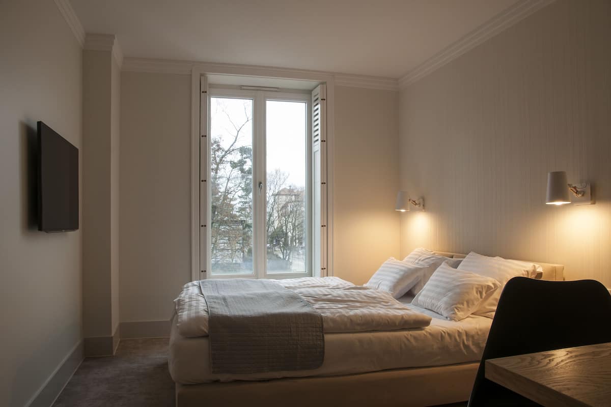 Double Room Single Use | Premium bedding, desk, iron/ironing board, free WiFi