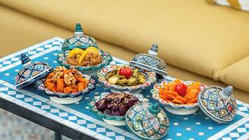 Una mesa con diversos platos y elementos decorativos, seguramente para una comida o evento.