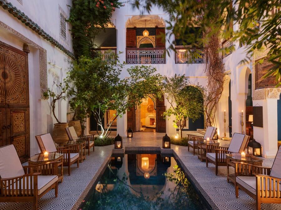 Una piscina al aire libre, tumbonas