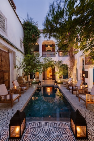 Outdoor pool, sun loungers. Riad Les Yeux Bleus