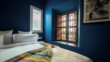 Un dormitorio con una cama grande, una ventana con vistas y un cuadro en la pared.