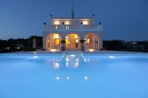 Una piscina al aire libre, tumbonas