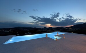 Una piscina al aire libre, tumbonas