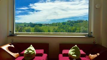 Executive-Suite, Mehrere Schlafzimmer, barrierefrei, Blick auf den Weinberg (Dolcetto) | 1 Schlafzimmer, hochwertige Bettwaren, Betten mit Memory-Foam-Matratzen