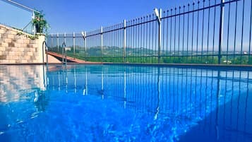 Piscine extérieure, chaises longues