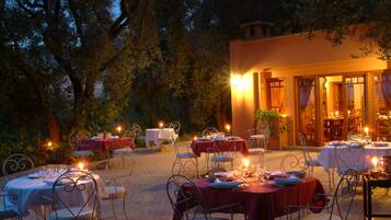 Déjeuner et dßner servis sur place, spécialités Cuisine marocaine