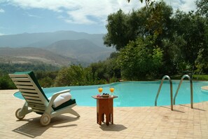 Outdoor pool, an infinity pool, pool loungers - MAROC LODGE Atlas Mountain Retreat (Amizmiz)