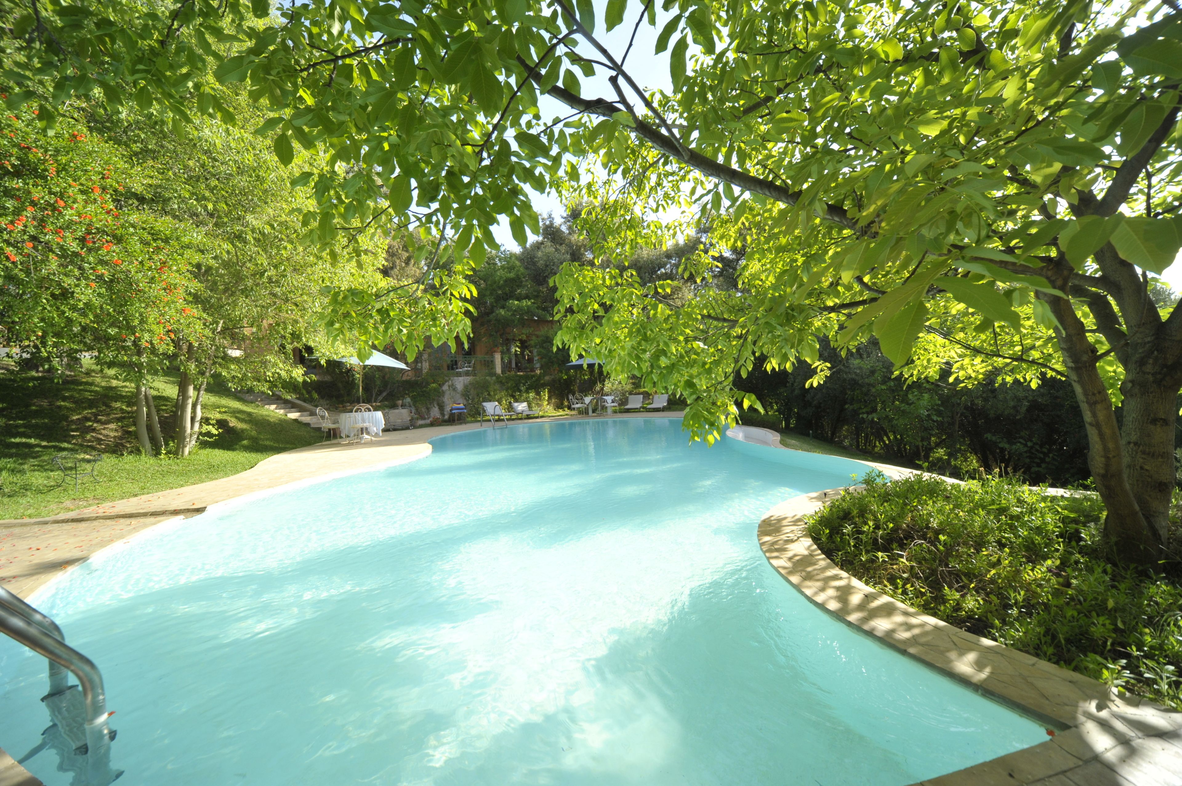 Piscine extérieure, piscine à débordement, chaises longues