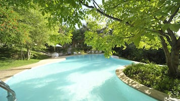 Piscine extérieure, piscine à débordement, chaises longues