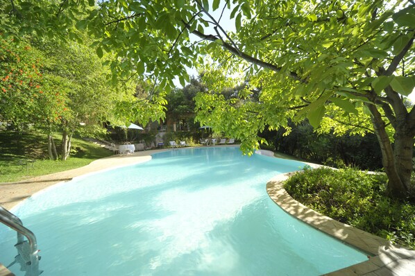Piscine extérieure, piscine à débordement, chaises longues