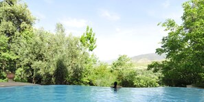 Outdoor pool, an infinity pool, pool loungers - MAROC LODGE Atlas Mountain Retreat (Amizmiz)