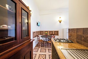 Departamento superior, varias camas, aire acondicionado | Área de sala de estar | Televisión de pantalla plana 