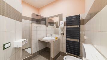 Suite Studio Confort, plusieurs lits | Salle de bain