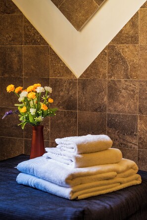 Douche, douche à « effet pluie », articles de toilette gratuits