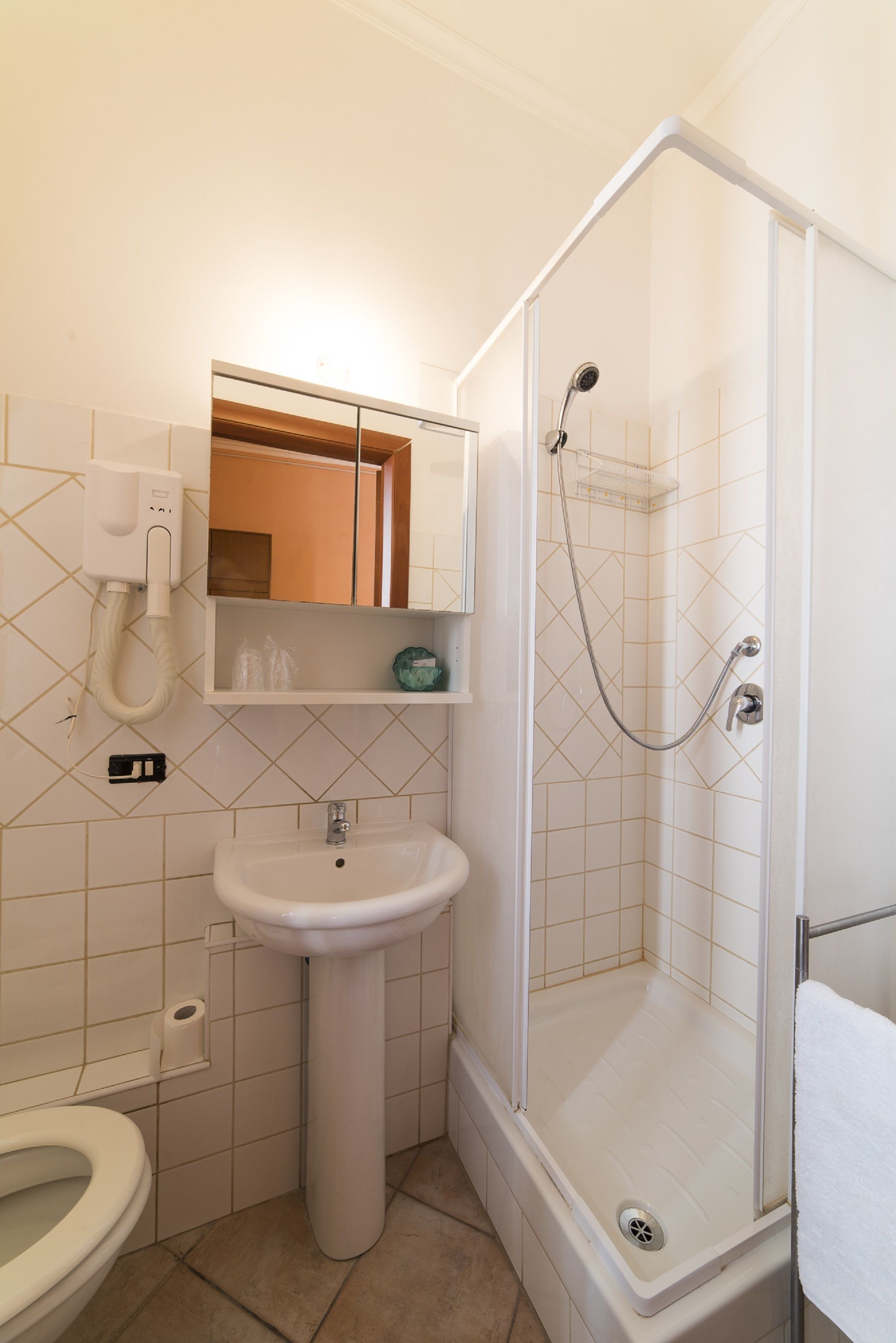 Ein Badezimmer mit Toilette, Waschbecken und Dusche.
