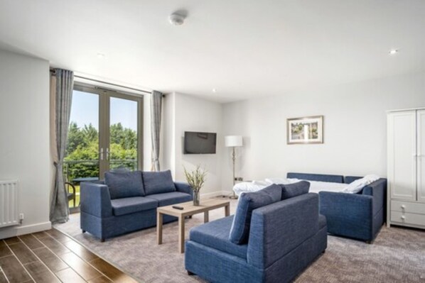 Ropa de cama de alta calidad y caja de seguridad en la habitación 