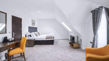 Un dormitorio moderno con una cama, un escritorio y una silla.