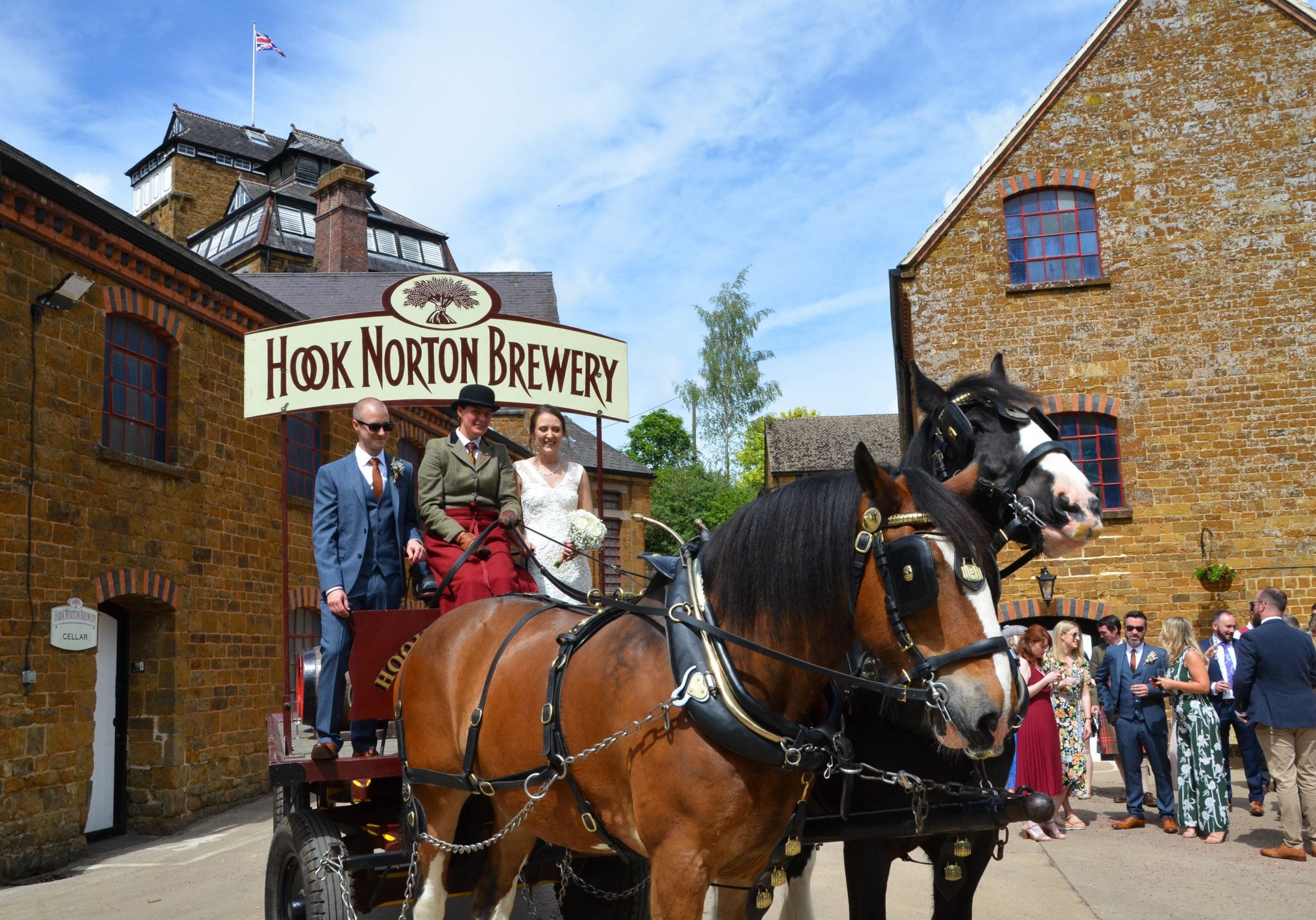 Un carruaje tirado por caballos frente a la cervecería Hook Norton.